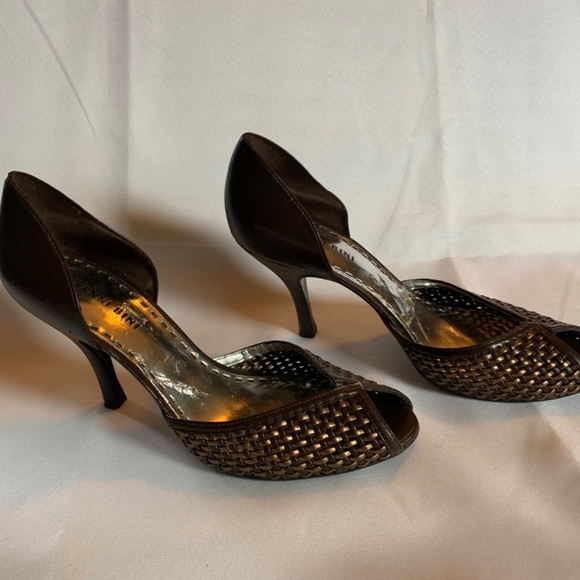 Gianni Bini Bronze and Bown Woven Open Toe Heels! - Picture 4 of 9